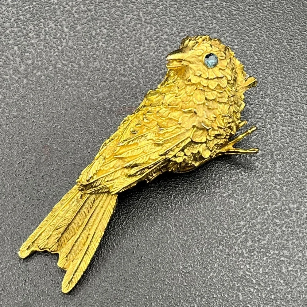 1940s Figural Bird Fur Clip Gold Tone w Blue Rhinestone Eye Vintage